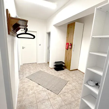 Apartment Vaz Schuermann, Kueche, Tv, Wlan, Parkplatz, Nahe Einkaufszone, Autobahnnah *