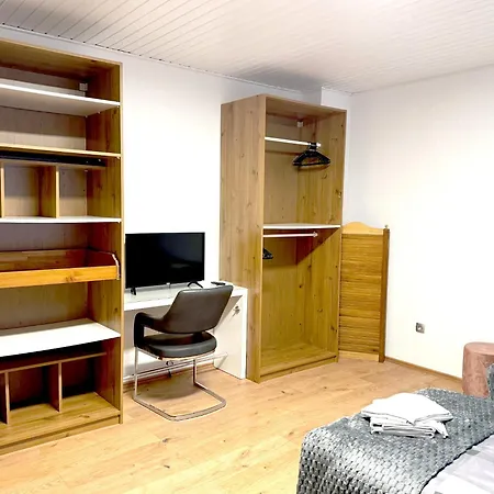 Vaz Schuermann, Kueche, Tv, Wlan, Parkplatz, Nahe Einkaufszone, Autobahnnah Apartment *